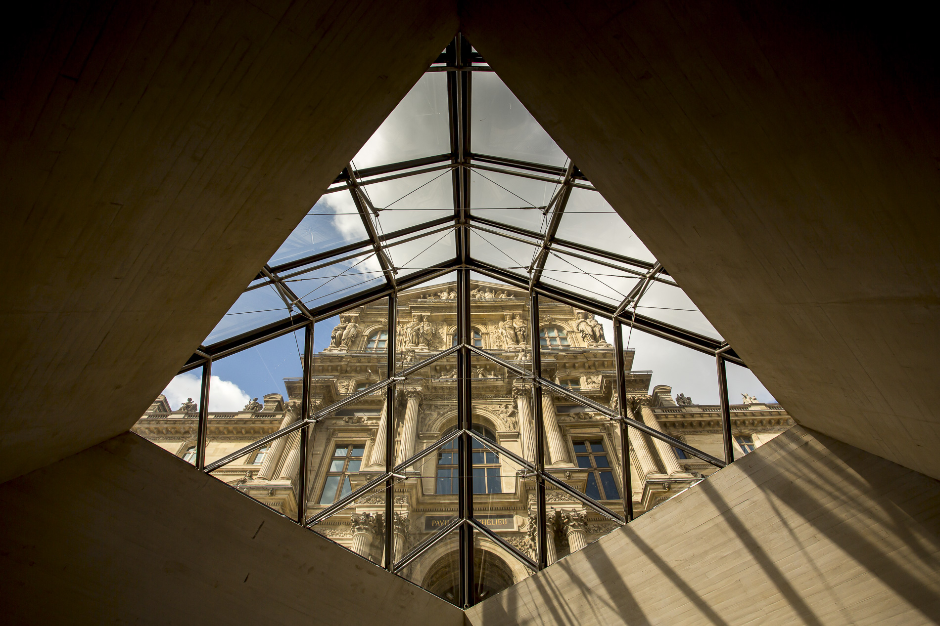 Detalle interior pirámide Museo del Louvre - París