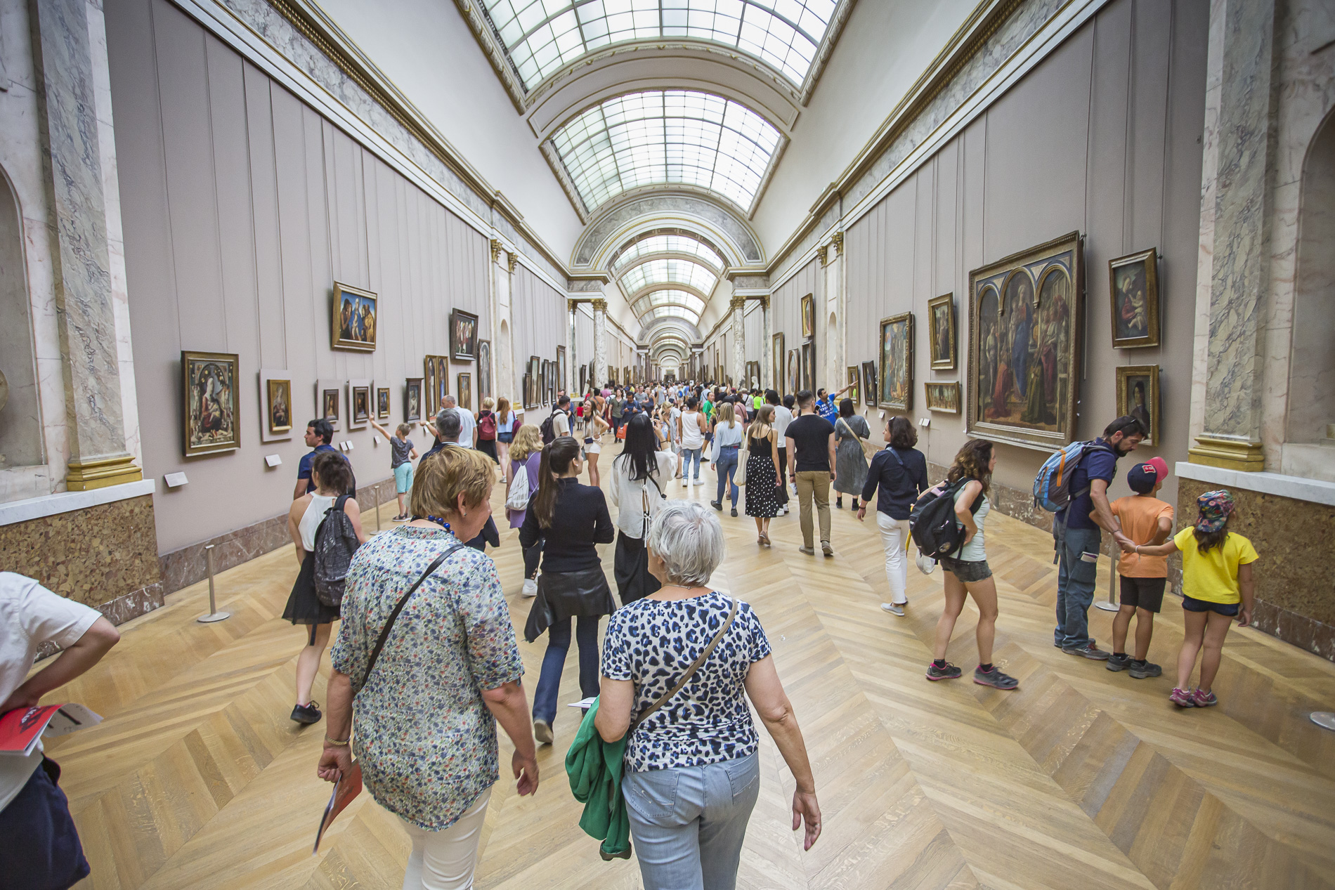 grupo de turistas dentro del Louvre - París